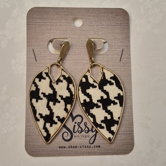 Jewelry - ✨️ Host Pick ✨️ Black and White Leaf Houndstooth Earrings